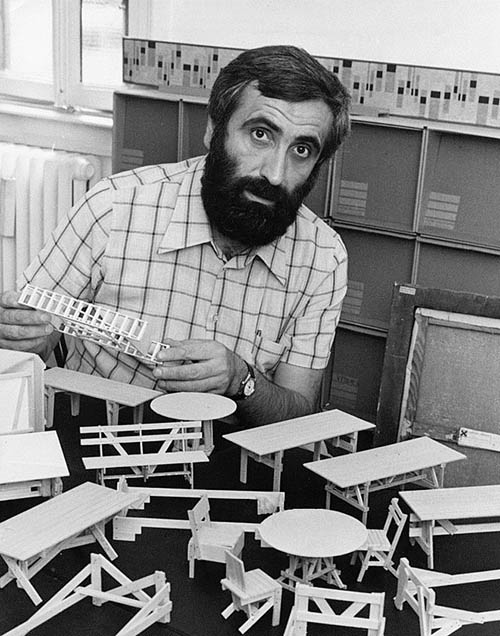 Portrait de Enzo Mari, designer, plasticien et graphiste italien en 1974 ©Alecchi/MP/Leemage AA093841 dbdocumenti 233 343 300 2748 4054 Scala di grigio