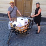 Tappra Micke och Emma packar ihop det sista. Tack gode gud för cykeln!
